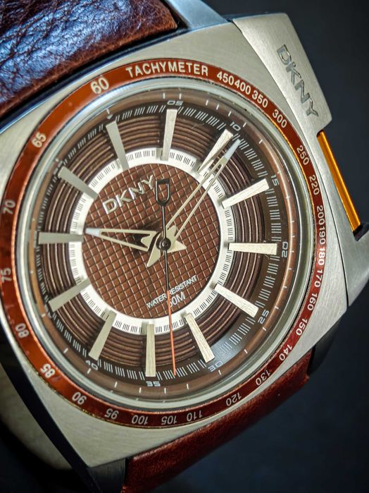 Продавам часовник DKNY