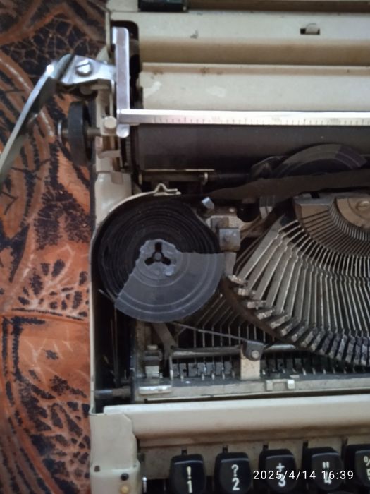 Продавам българска пишеща машина