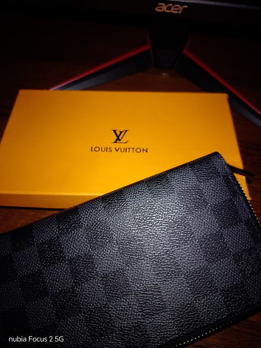 Продается мужское портмоне LV