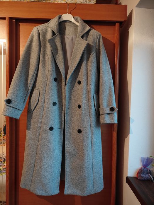 Vând pardesi  de culoare gri deschis.