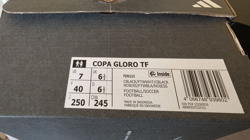 Футболни обувки Adidas - стоножки, естествената кожа