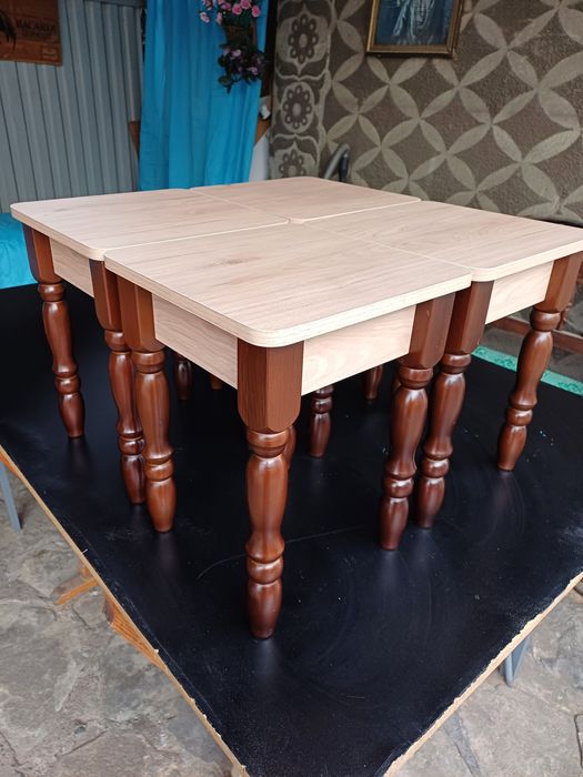 Продам стол кухонный с табуретками.