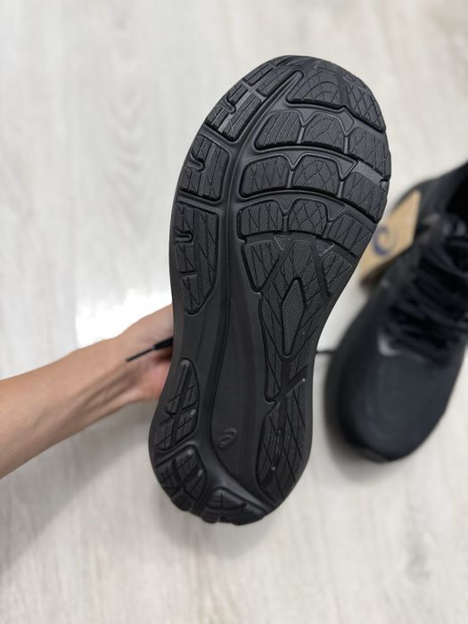 Продам новые кроссы Asics