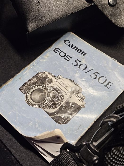 Set Canon EOS 50E + Obiectiv Canon EF 28-105mm f/3.5-4.5 USM cu flash, strap si geanti incluse