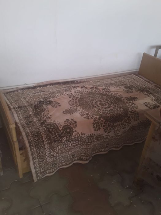 Стол, стулья, кровать