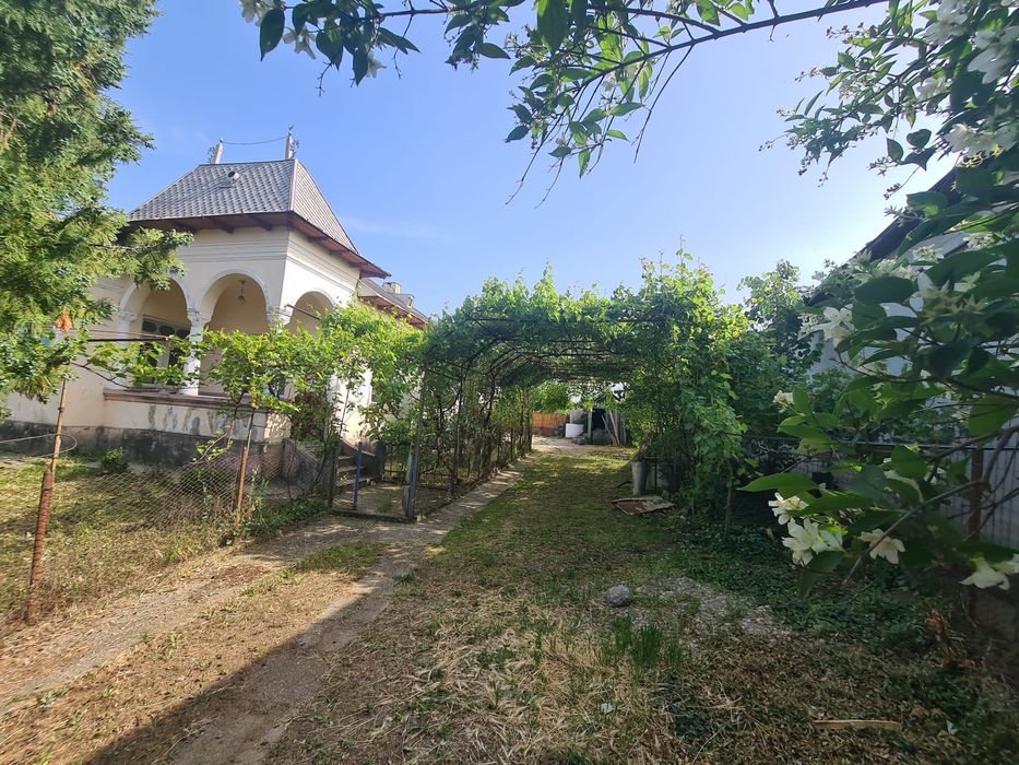 Casa de vanzare in comuna Coteana cu teren generos
