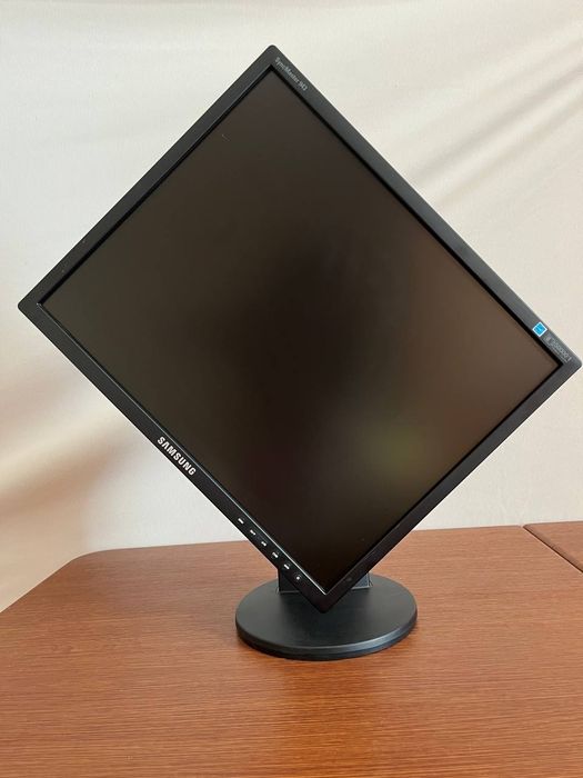 Монитор Samsung Диагональ 19