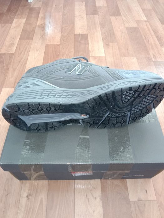 Продам новые кроссовки