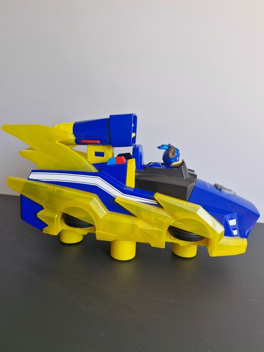 Автомобил на Супер Чейс с кученце