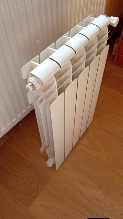 Calorifer aluminiu 5 elemente  nou , cu robineti inaltime 65 cm