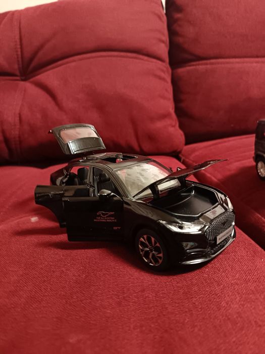 Vând machetă Ford Mustang Mach-E