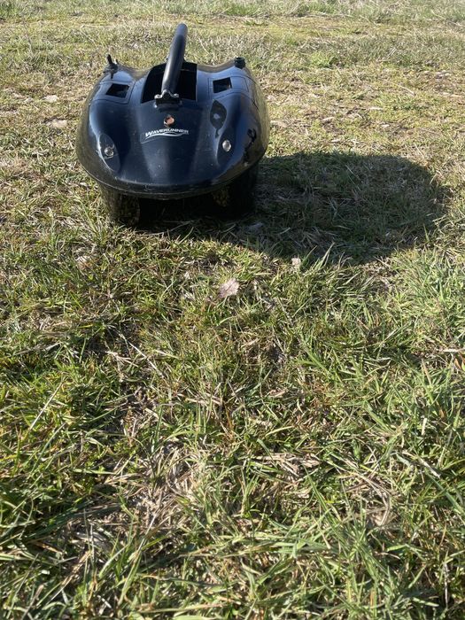 Лодка за захранка и теглене на въдици