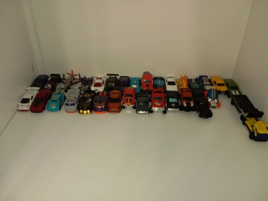 Калекцтонные машинки Hotwels