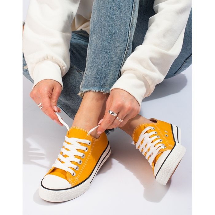 Жълти кецове – слънчево настроение на всяка стъпка!