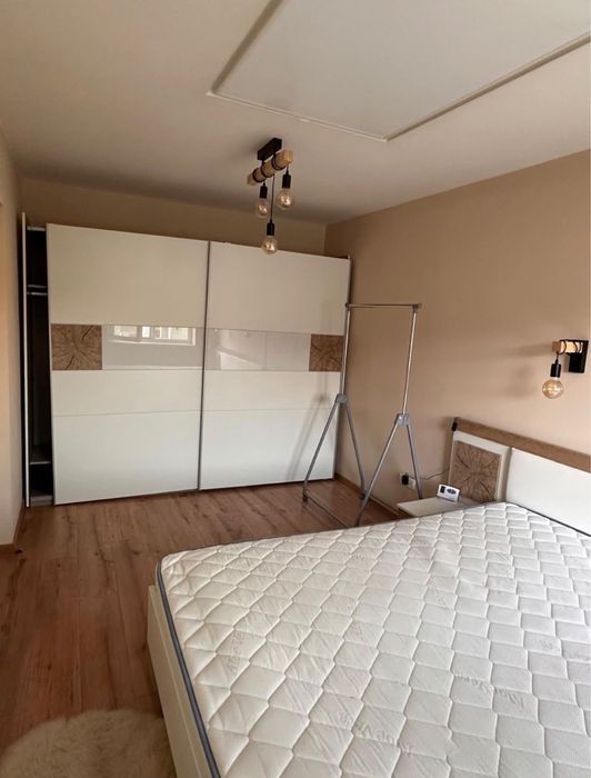 Vand apartament 3 camere in Brad, recent renovat