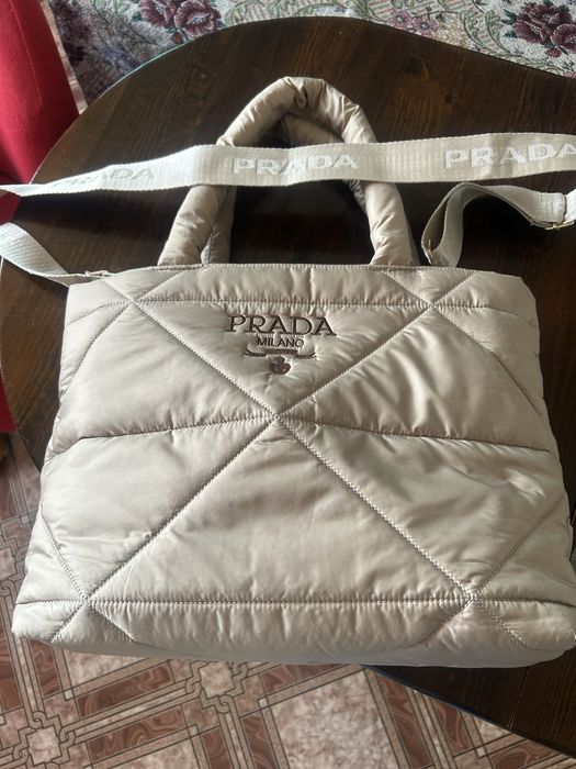 Чанта Prada - 45/30 см чисто нова, мека бежов цвят