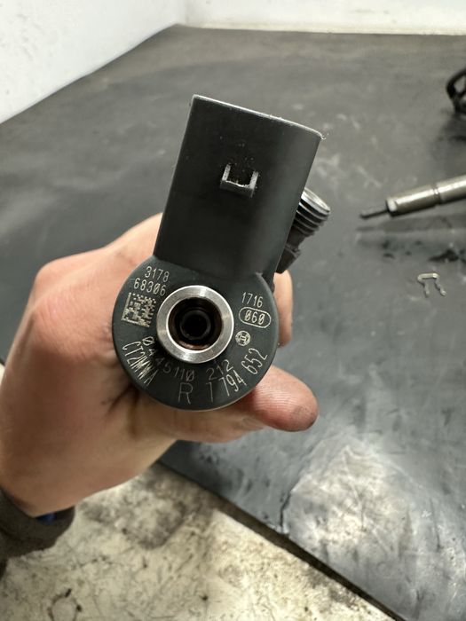 Injector injectoare BMW Seria 5 E60 E61 525d 177cp 2.5 diesel 7794652