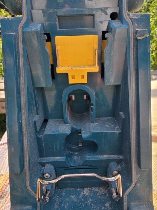 Radio makita model BMR 102 cu baterii de 18v, 14.4v si 10.8v