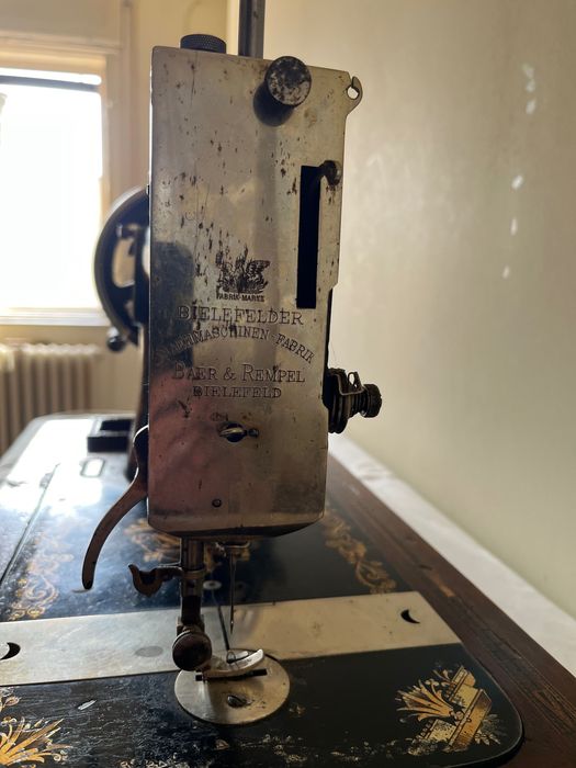 Mașină de cusut manuală TEUTONIA.