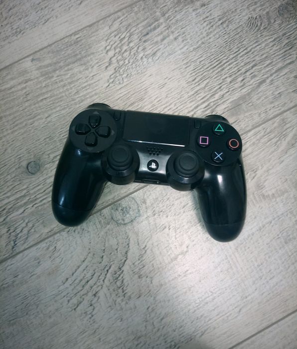 Vând PS 4 +2 manete și cablu de încărcare usbc a manetelor. 1000 lei negociabil