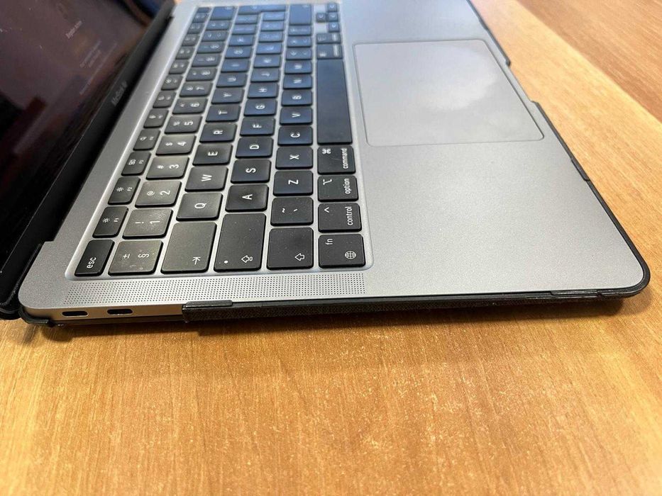 Husa Spigen Urban Fit pentru MacBook Air 13" 2020 M1