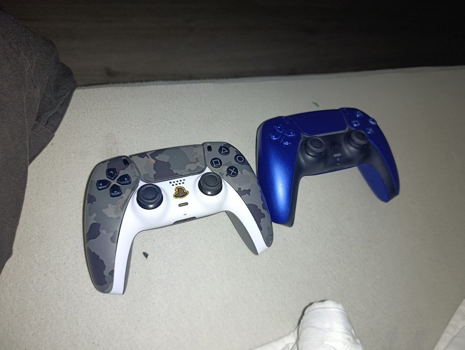 Vând PS 5 + 2  manete+3 jocuri.