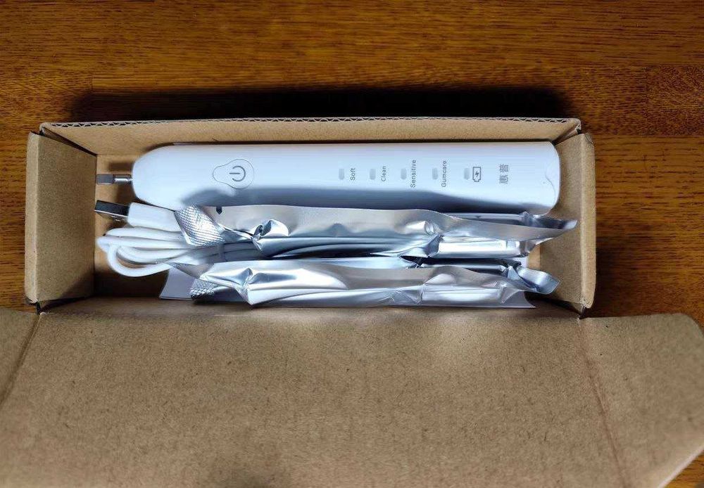 Электронная зубная щетка, качественная чистка зубов.