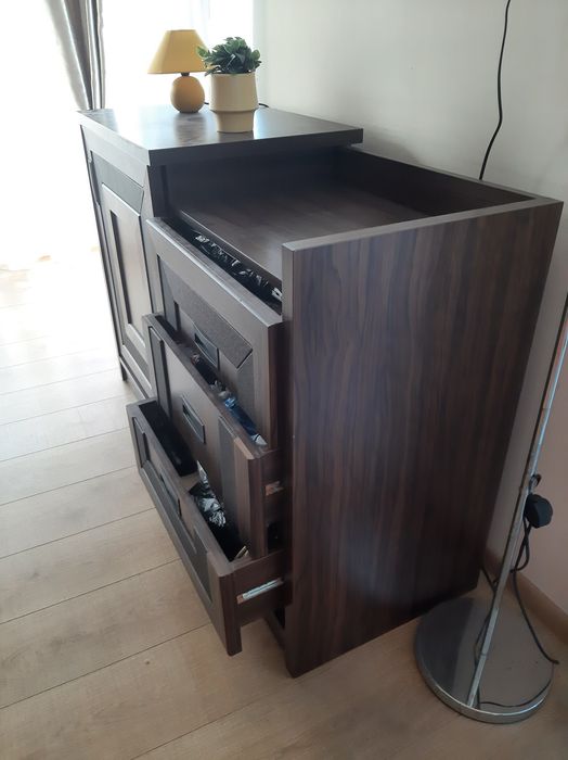 Дизайнерски шкаф от ПДЧ 18 и 30 мм и МДФ с плъзгане и с чекмеджета