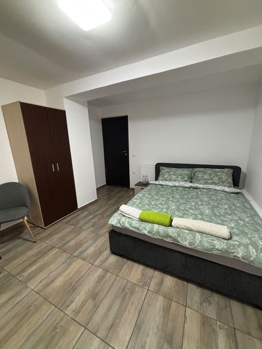 Inchiriez camera cu baie proprie în regim hotelier