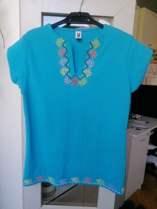 Ръчно бродирани дамски блузи с български шевици
