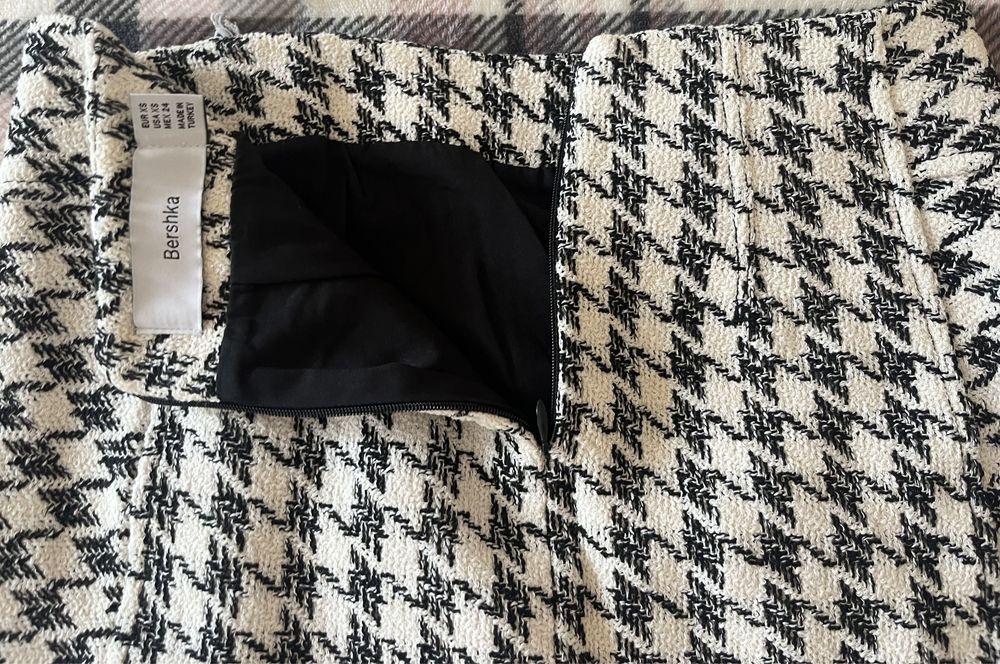 НОВО! Bershka Пола с пепитен десен и копчета
