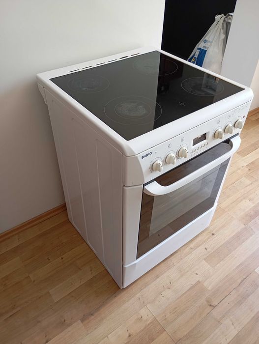 Готварска печка BEKO със стъклокерамични котлони – работеща