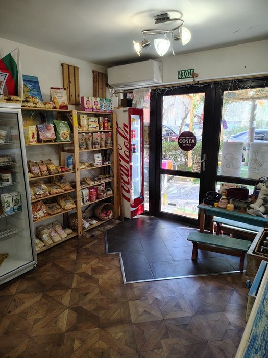 Продава се бизнес-кафе- магазин с топла точка за готова храна. На две нива по 35 кв. м.