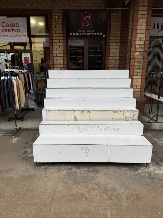 Bozor uchun stol oyoq kiyim vitrina shunga oʻxshagan narsalar uchun