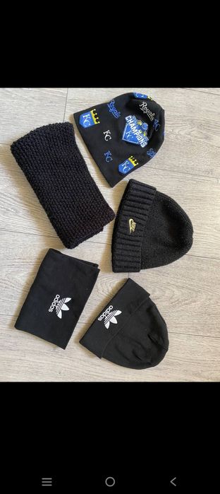 Шапка и снуды  для мальчиков
Состоянии отличное и хорошое 
Возраст от