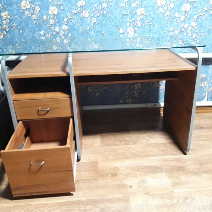 Стол писменно компьютерный.