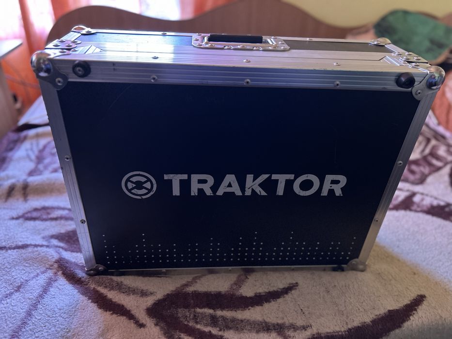 Flight case transport consolă DJ Traktor S2 MK3