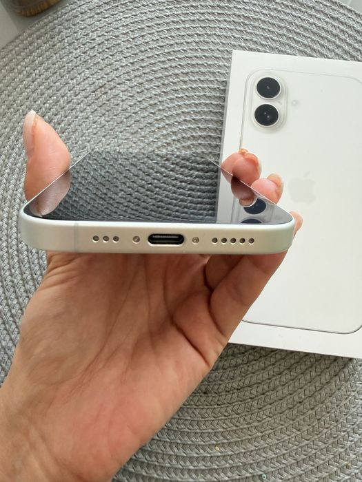 iPhone 16 128GB White в гаранция до януари 2027
