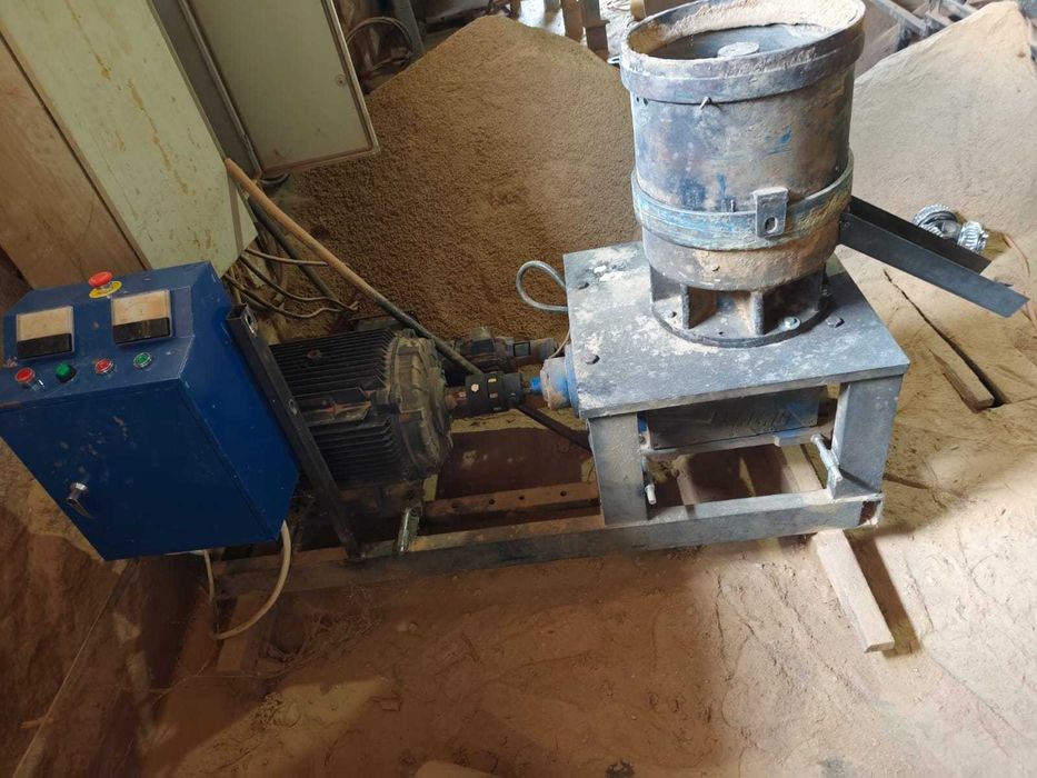Presa peleți  motor 30 kW + panou electric inclus – stare foarte bună