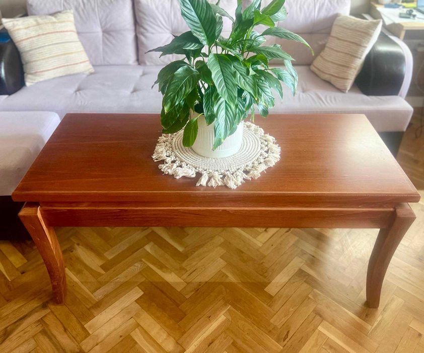 Продавам холна маса от масив