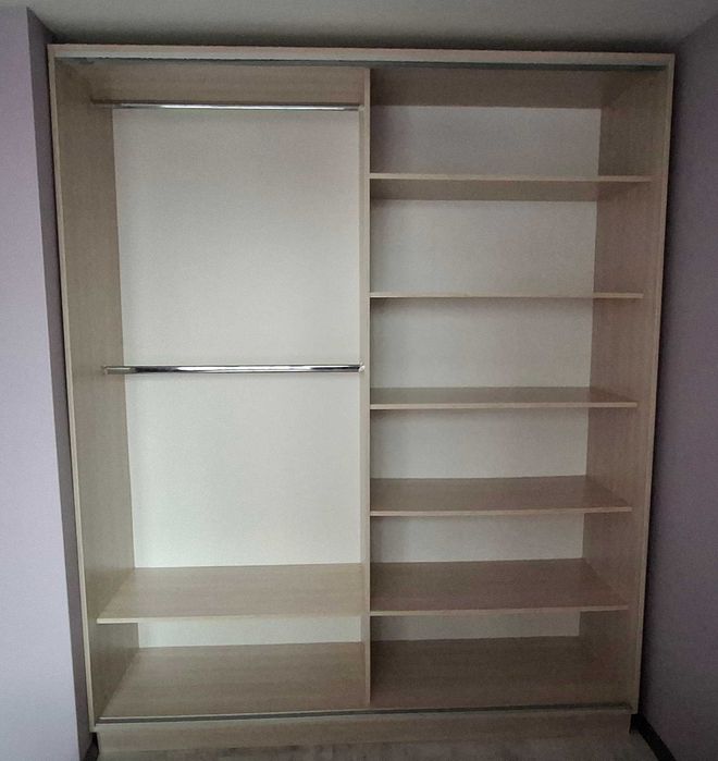 Продавам 2 гардероба - с плъзгащи врати и с плавно затваряне + нщ