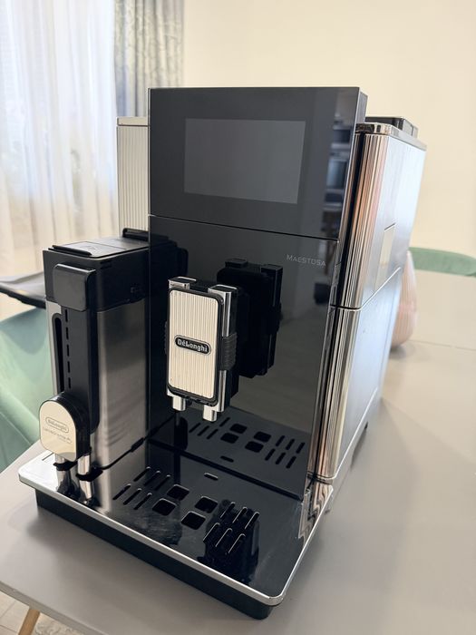 Vand aparat de cafea Delonghi Maestosa folosit impecabil