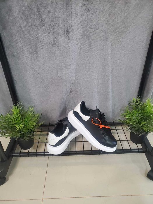 Adidasi Alexander Mcqueen Negru cu alb