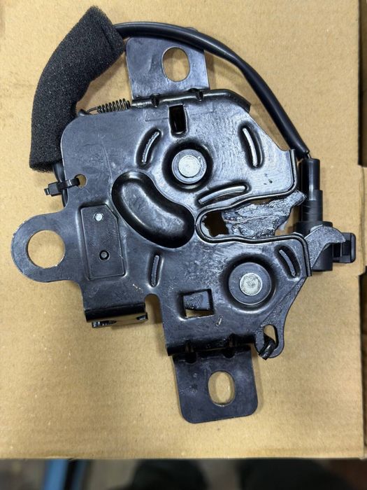 Замок капотa BYD Han