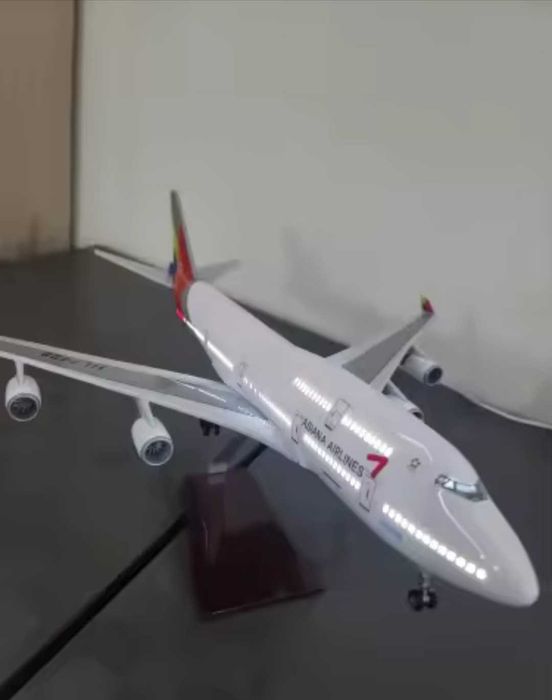 47 CM! Fabuloasa macheta de colectie business avion LED Boeing 747 Asiana Airlines