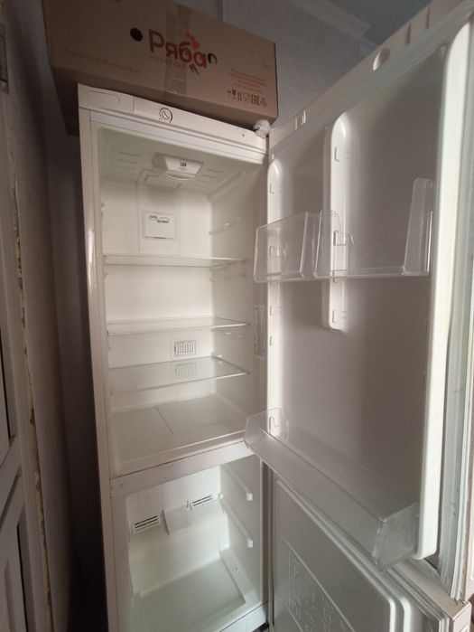 Холодильник Hotpoint-Ariston