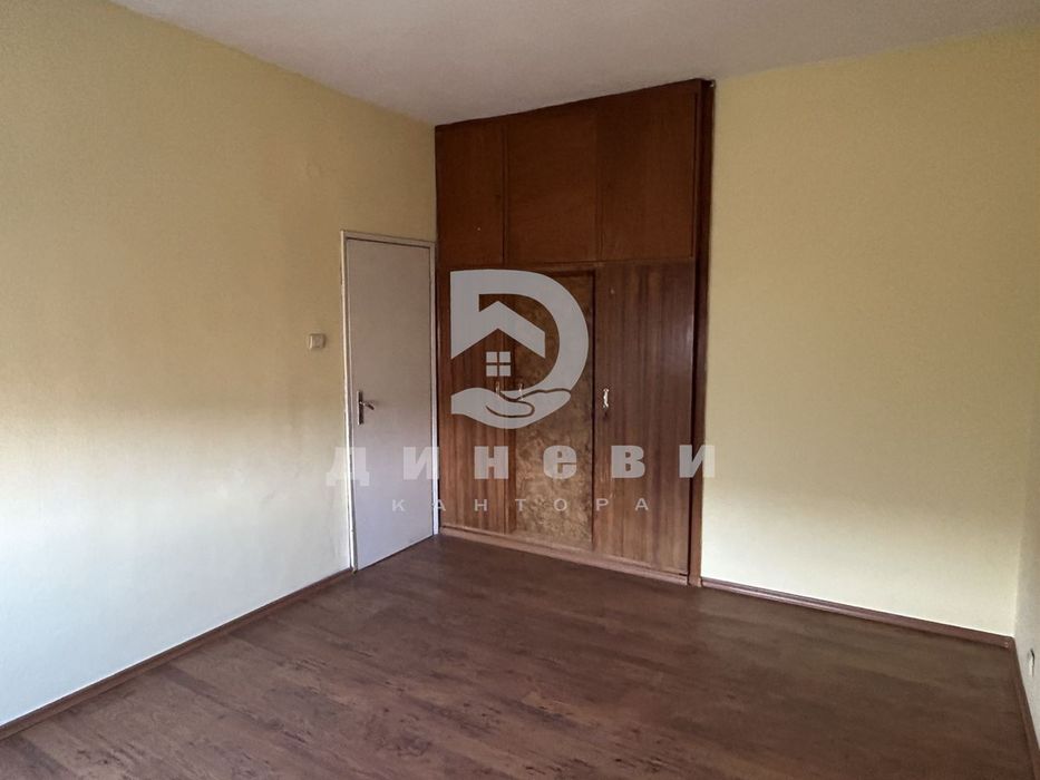 Тристаен апартамент до Търговската Гимназия