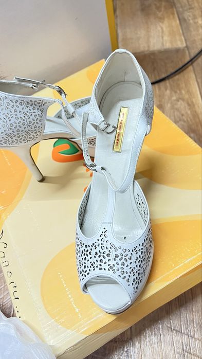 Туфли кожаные,белые