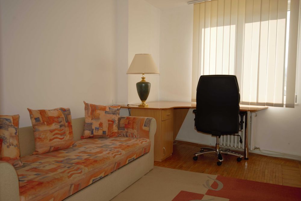 Inchiriez apartament 3 camere la pret de 2