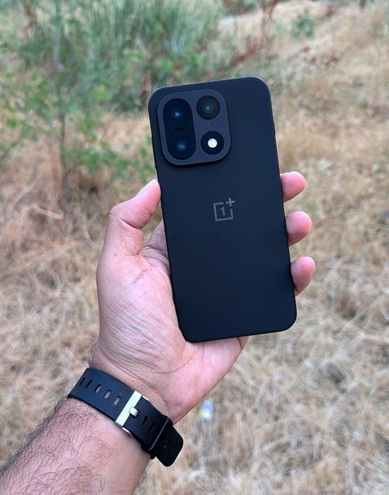 OnePlus 15 12/256GB doar 12 cicluri de încărcare.